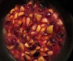 Kokosová ovesná kaše se švestkami a hruškami