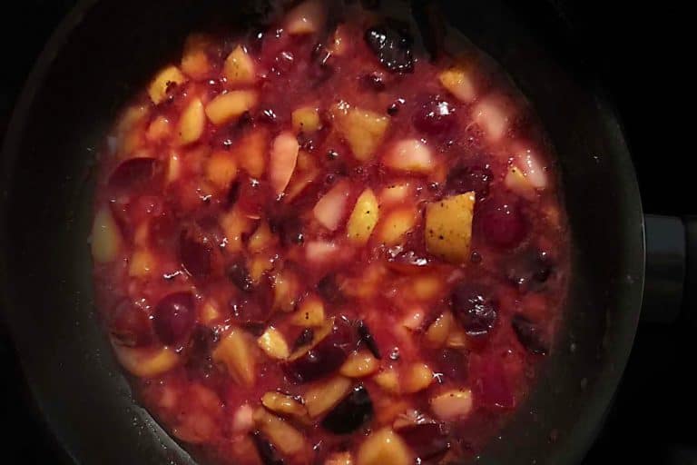 Kokosová ovesná kaše se švestkami a hruškami