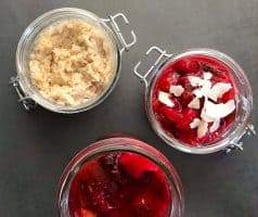 Kokosová ovesná kaše se švestkami a hruškami