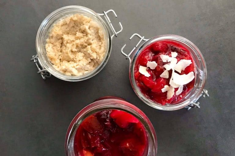 Kokosová ovesná kaše se švestkami a hruškami