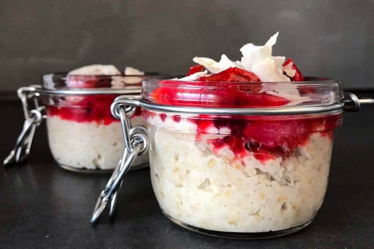 Kokosová ovesná kaše se švestkami a hruškami