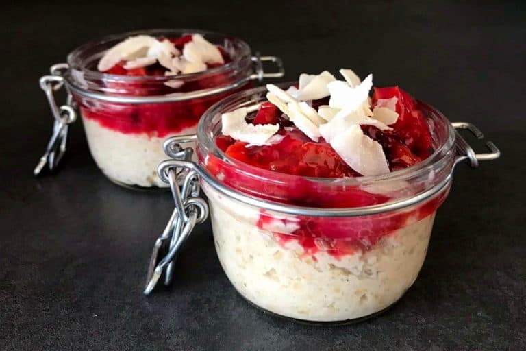 Kokosová ovesná kaše se švestkami a hruškami