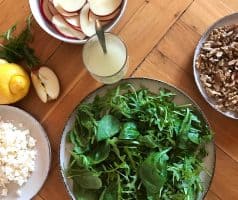 Rukolovo-špenátový salát s jablky a ořechy