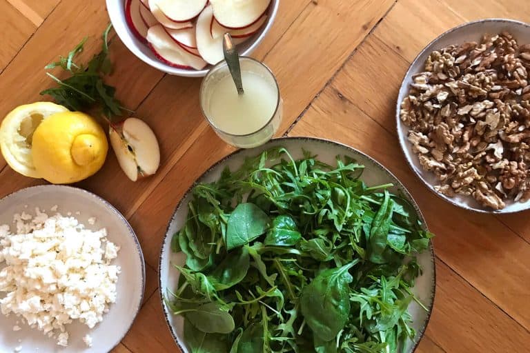 Rukolovo-špenátový salát s jablky a ořechy