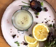 Rukolovo-špenátový salát s jablky a ořechy