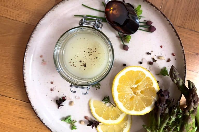 Rukolovo-špenátový salát s jablky a ořechy