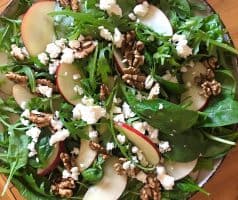 Rukolovo-špenátový salát s jablky a ořechy