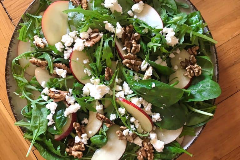 Rukolovo-špenátový salát s jablky a ořechy