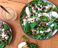 Rukolovo-špenátový salát s jablky a ořechy