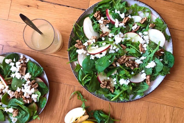 Rukolovo-špenátový salát s jablky a ořechy