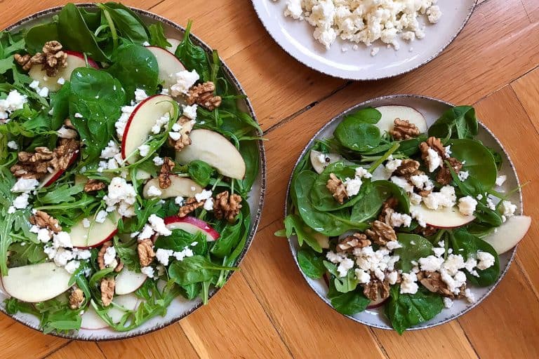 Rukolovo-špenátový salát s jablky a ořechy