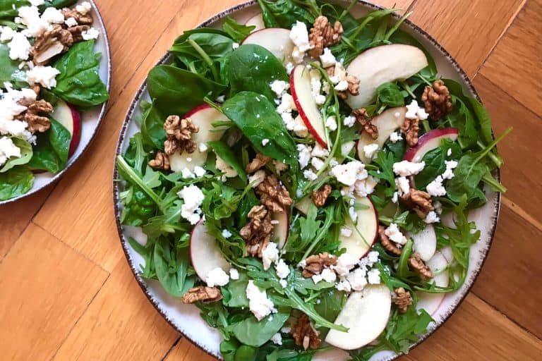 Rukolovo-špenátový salát s jablky a ořechy