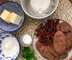 Nepečený rybízovo-ricottový cheesecake” do sklenice