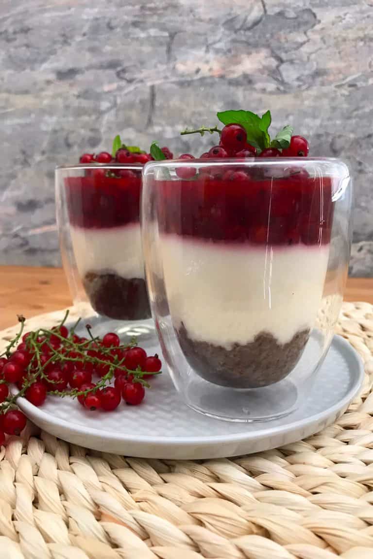 Nepečený rybízovo-ricottový cheesecake” do sklenice