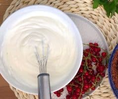 Nepečený rybízovo-ricottový cheesecake” do sklenice