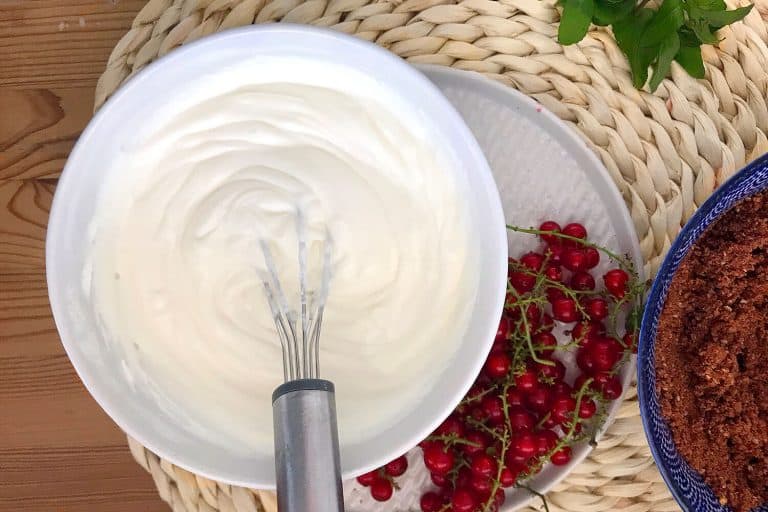 Nepečený rybízovo-ricottový cheesecake” do sklenice