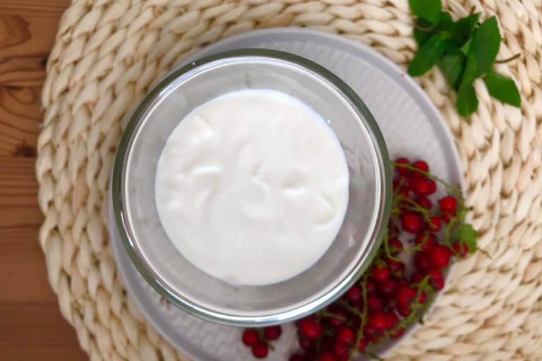 Nepečený rybízovo-ricottový cheesecake” do sklenice