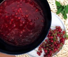 Nepečený rybízovo-ricottový cheesecake” do sklenice