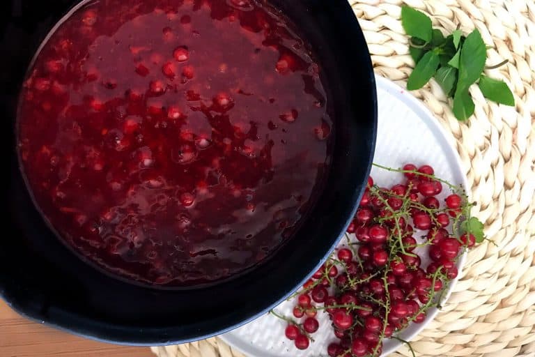 Nepečený rybízovo-ricottový cheesecake” do sklenice