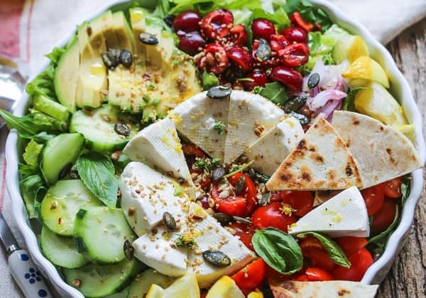 Salát se sýrem a avokádem