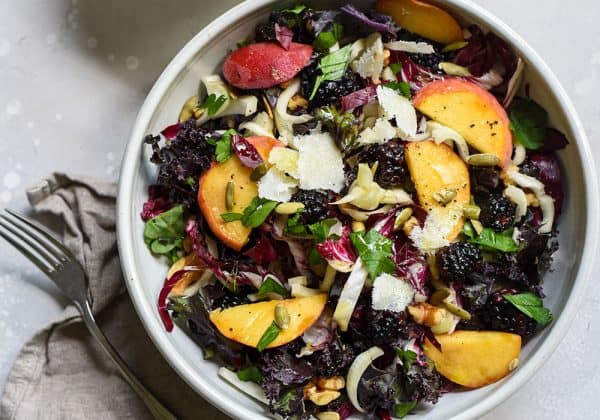 Salát s ovocem a klasickou vinaigrette