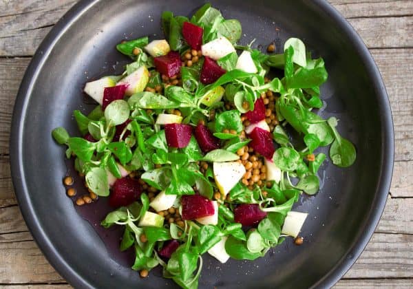 Salát s červenou řepou a polníčkem