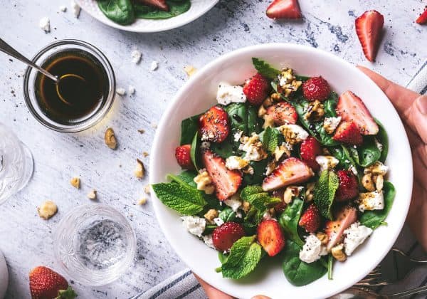 Salát s jahodami a vinaigrette s balsamikem