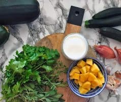 Krémová cuketová polévka s bylinkovými krutony