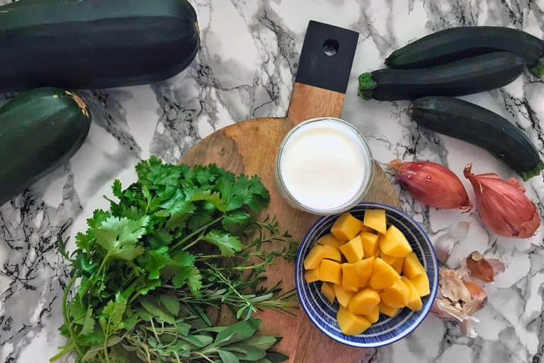 Krémová cuketová polévka s bylinkovými krutony