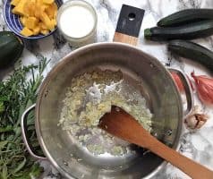 Krémová cuketová polévka s bylinkovými krutony