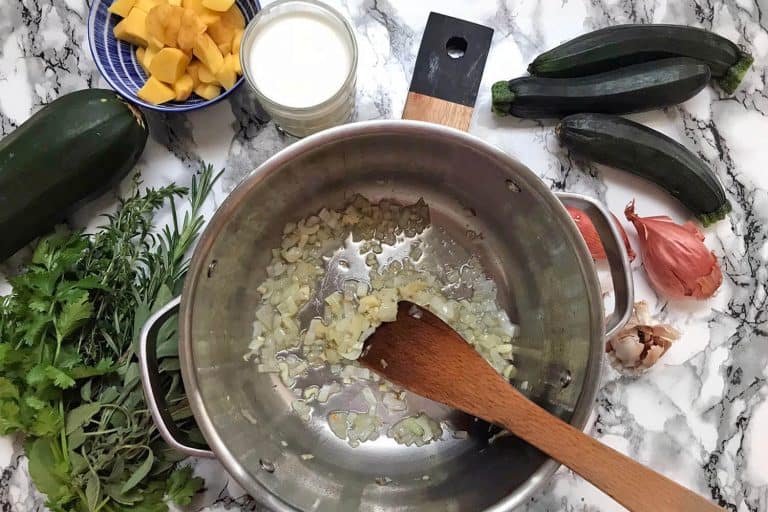 Krémová cuketová polévka s bylinkovými krutony