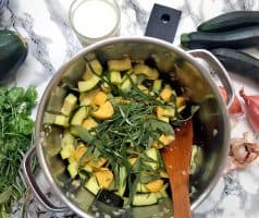 Krémová cuketová polévka s bylinkovými krutony