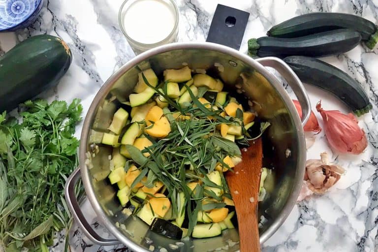 Krémová cuketová polévka s bylinkovými krutony