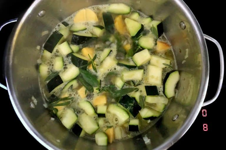 Krémová cuketová polévka s bylinkovými krutony