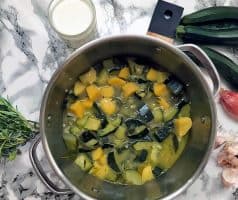 Krémová cuketová polévka s bylinkovými krutony