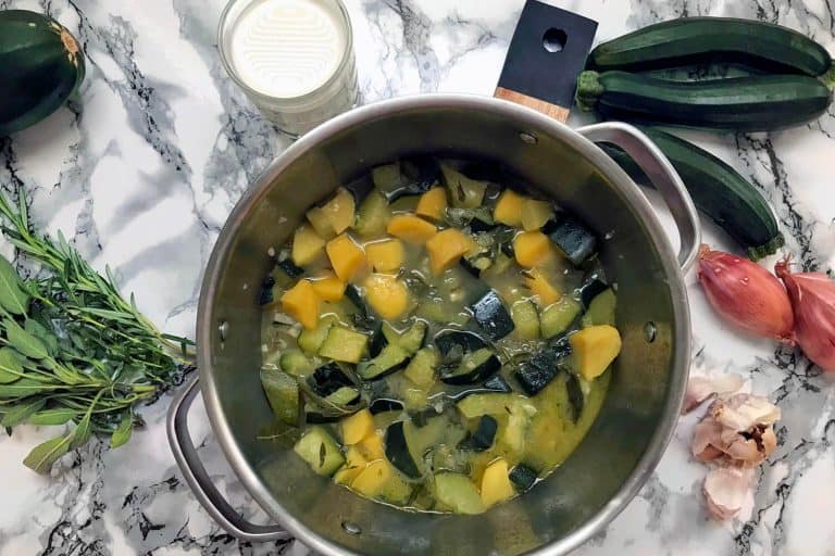 Krémová cuketová polévka s bylinkovými krutony