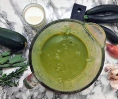 Krémová cuketová polévka s bylinkovými krutony