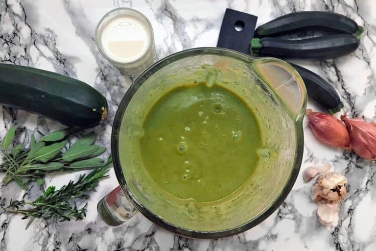 Krémová cuketová polévka s bylinkovými krutony