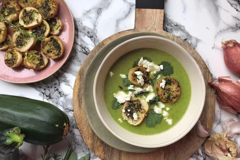 Krémová cuketová polévka s bylinkovými krutony