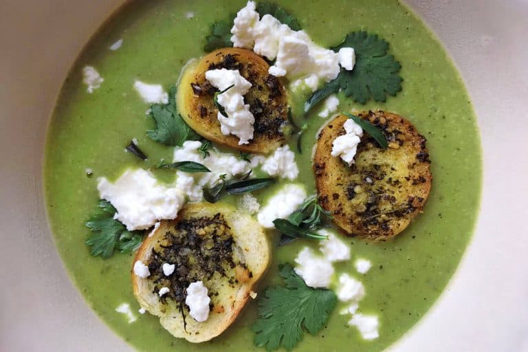 Krémová cuketová polévka s bylinkovými krutony