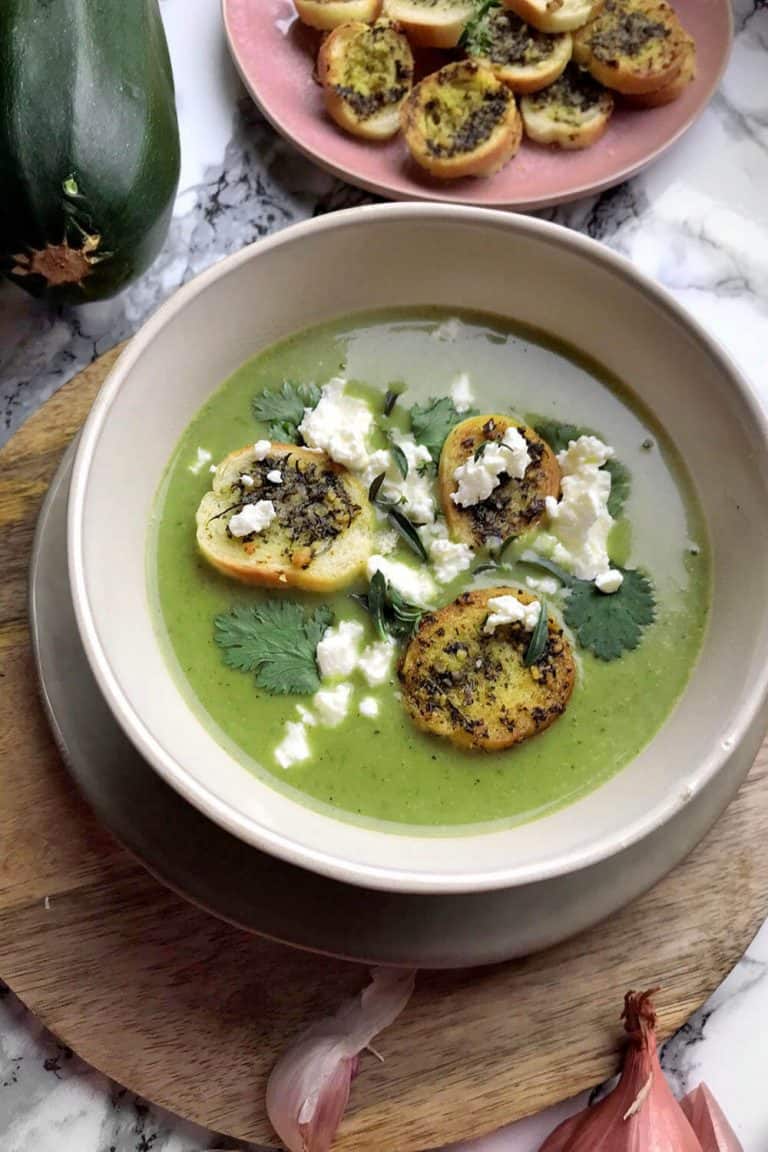 Krémová cuketová polévka s bylinkovými krutony