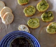 Krémová cuketová polévka s bylinkovými krutony