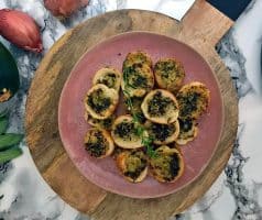 Krémová cuketová polévka s bylinkovými krutony