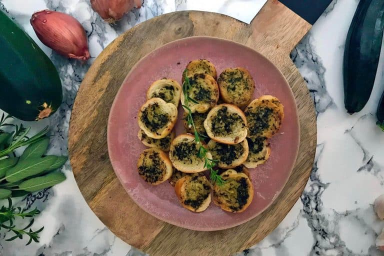 Krémová cuketová polévka s bylinkovými krutony